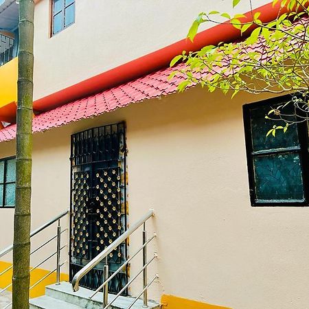 Spacious Apt With Antique Furniture ,Ac & Kitchen 加尔各答 外观 照片