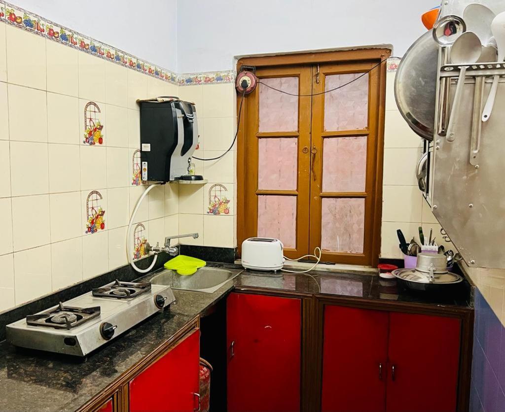 Spacious Apt With Antique Furniture ,Ac & Kitchen 加尔各答 外观 照片
