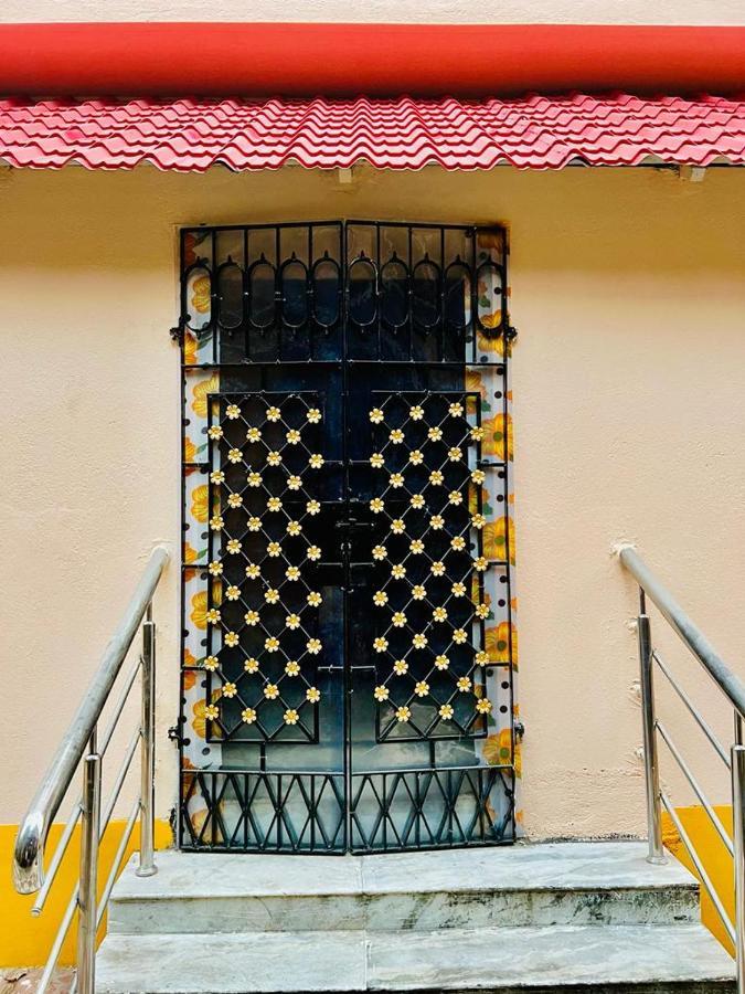 Spacious Apt With Antique Furniture ,Ac & Kitchen 加尔各答 外观 照片